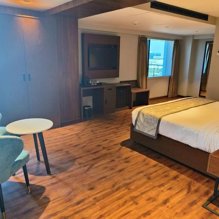Ramee International Surat Hotel Bagian luar foto