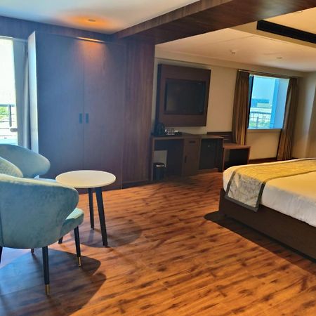 Ramee International Surat Hotel Bagian luar foto