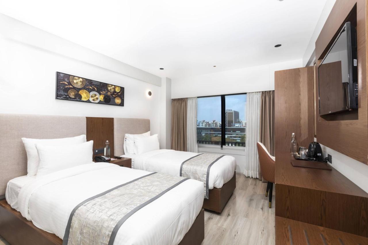 Ramee International Surat Hotel Bagian luar foto