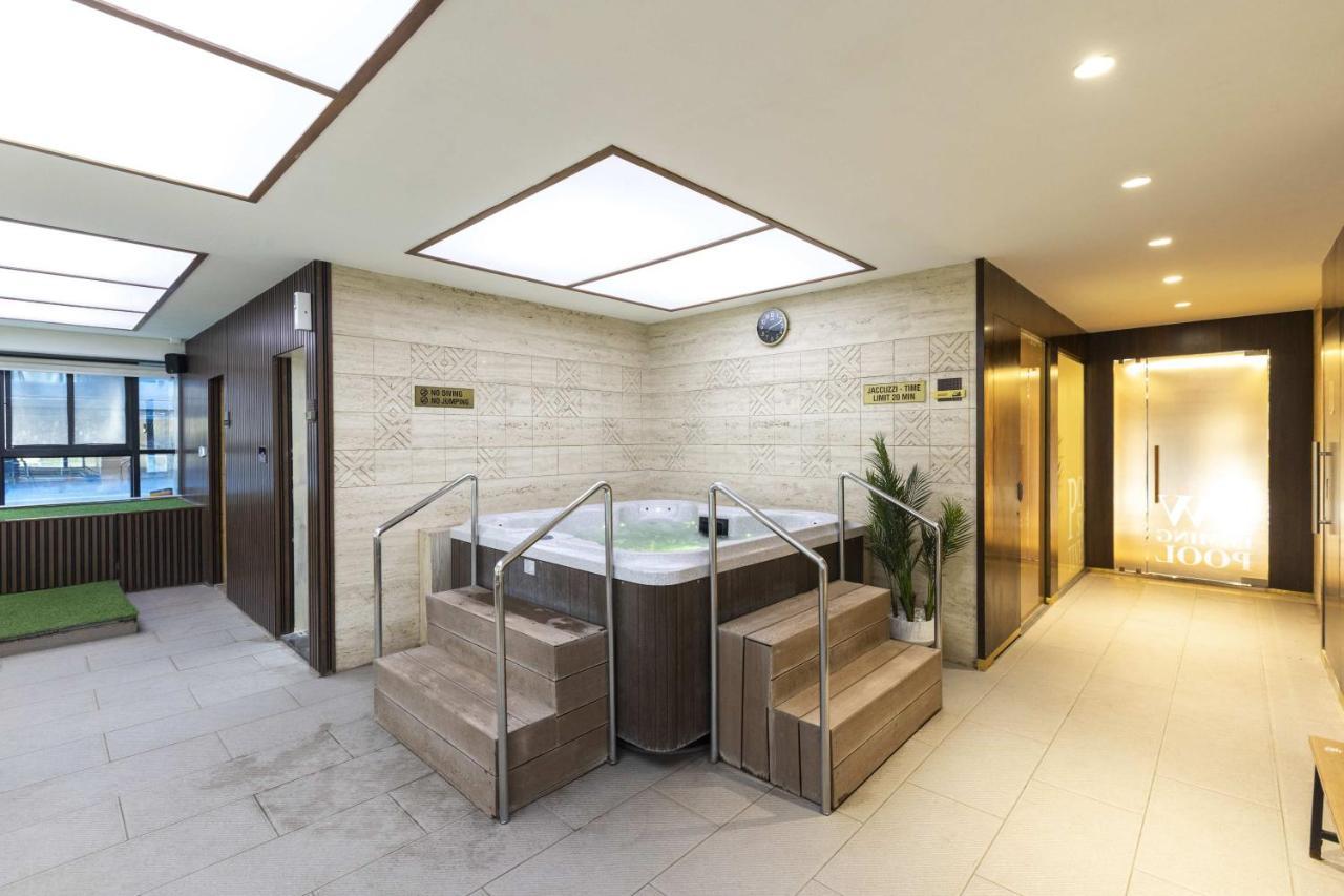 Ramee International Surat Hotel Bagian luar foto
