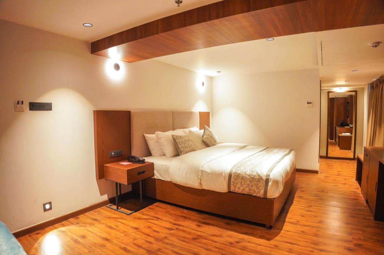 Ramee International Surat Hotel Bagian luar foto