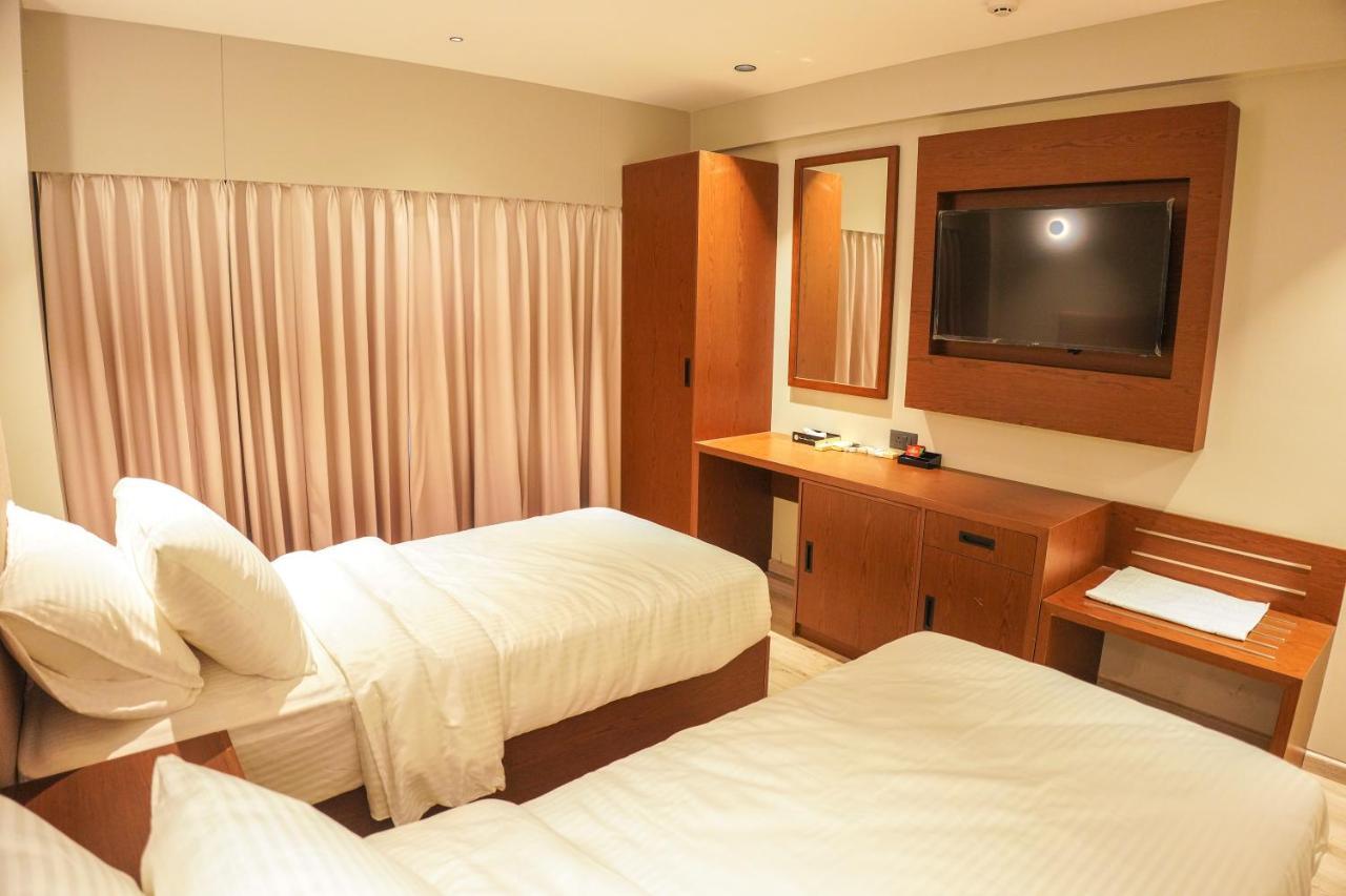 Ramee International Surat Hotel Bagian luar foto