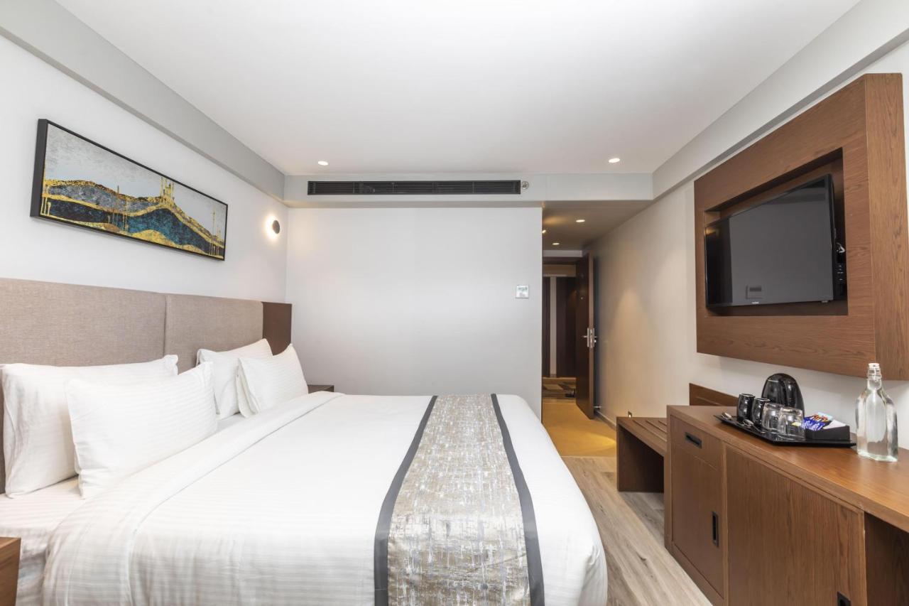 Ramee International Surat Hotel Bagian luar foto