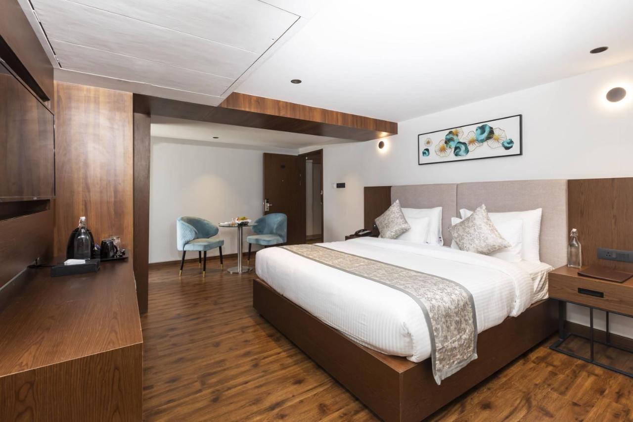 Ramee International Surat Hotel Bagian luar foto