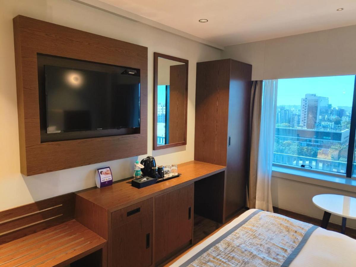 Ramee International Surat Hotel Bagian luar foto
