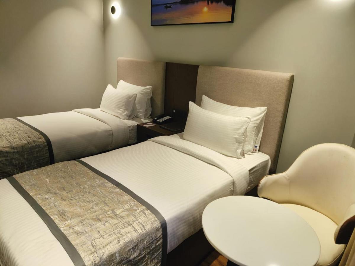 Ramee International Surat Hotel Bagian luar foto