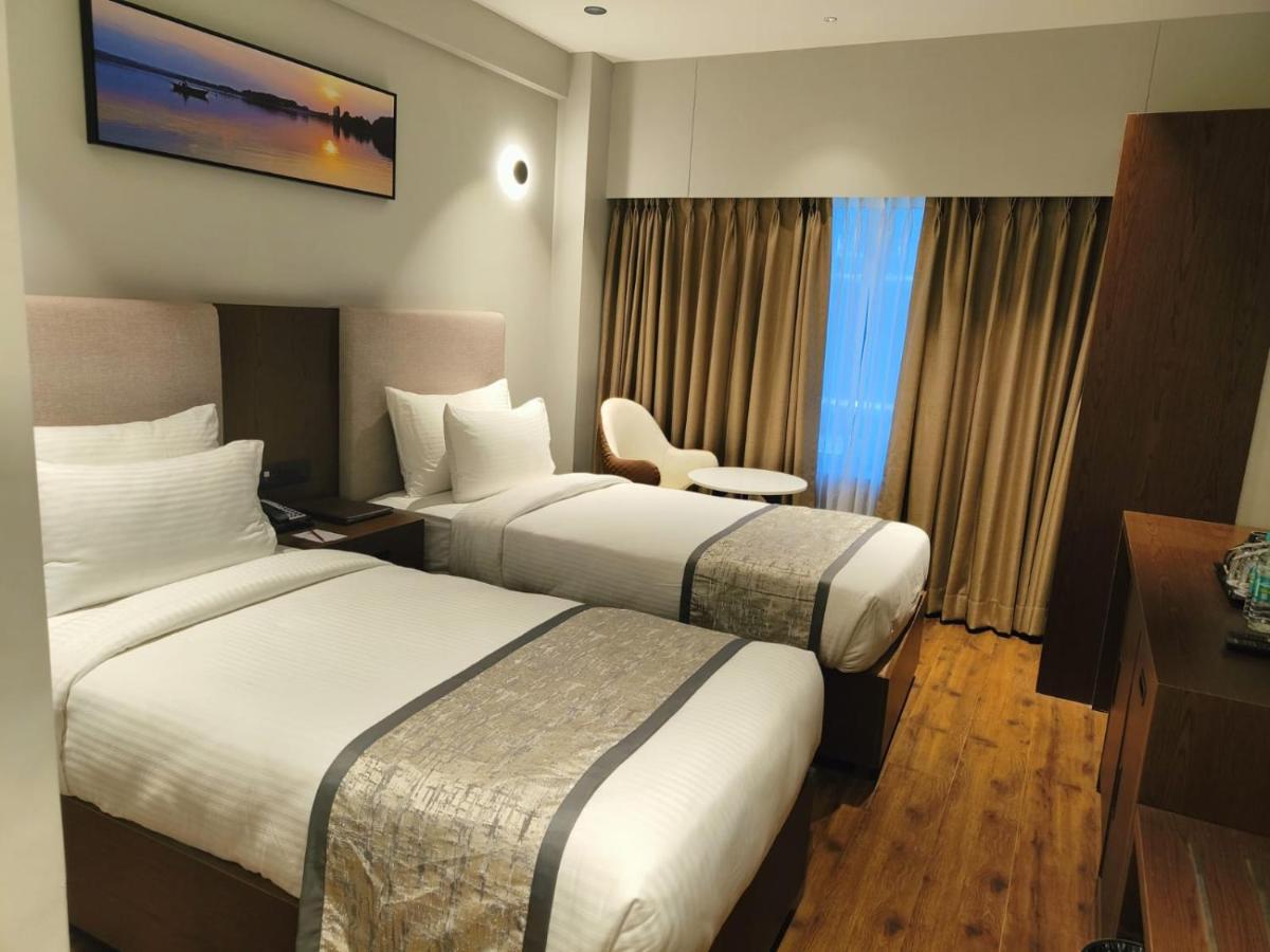 Ramee International Surat Hotel Bagian luar foto
