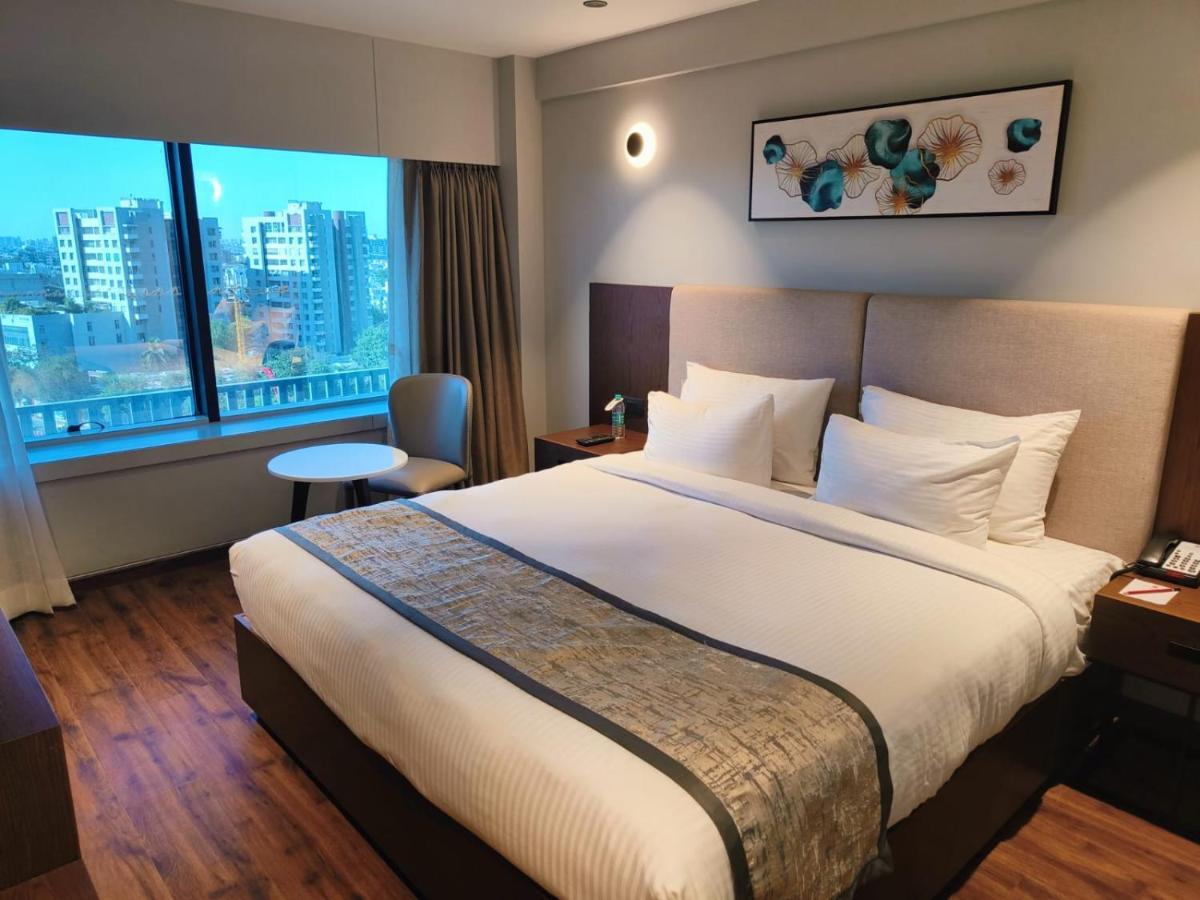 Ramee International Surat Hotel Bagian luar foto