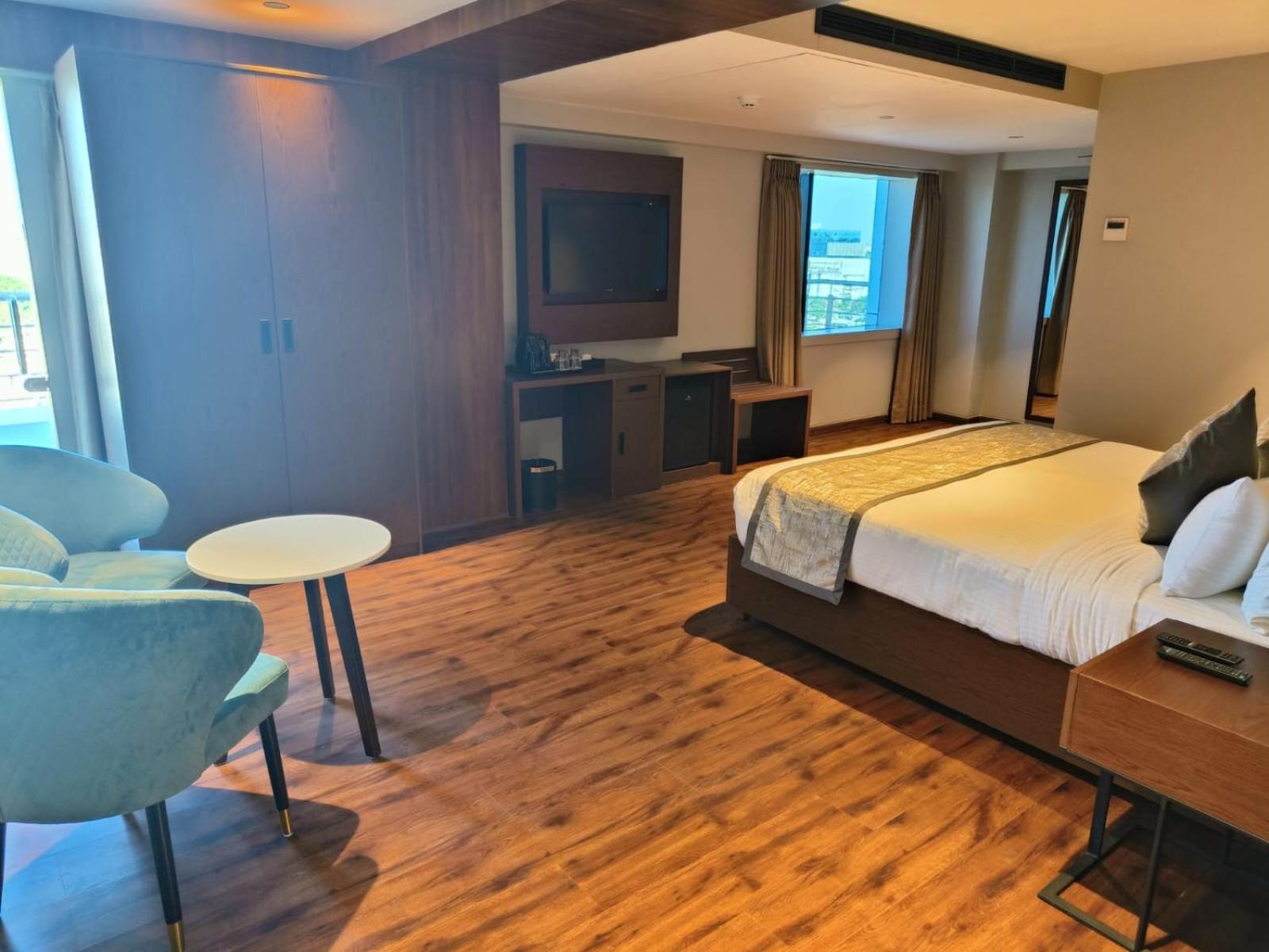 Ramee International Surat Hotel Bagian luar foto