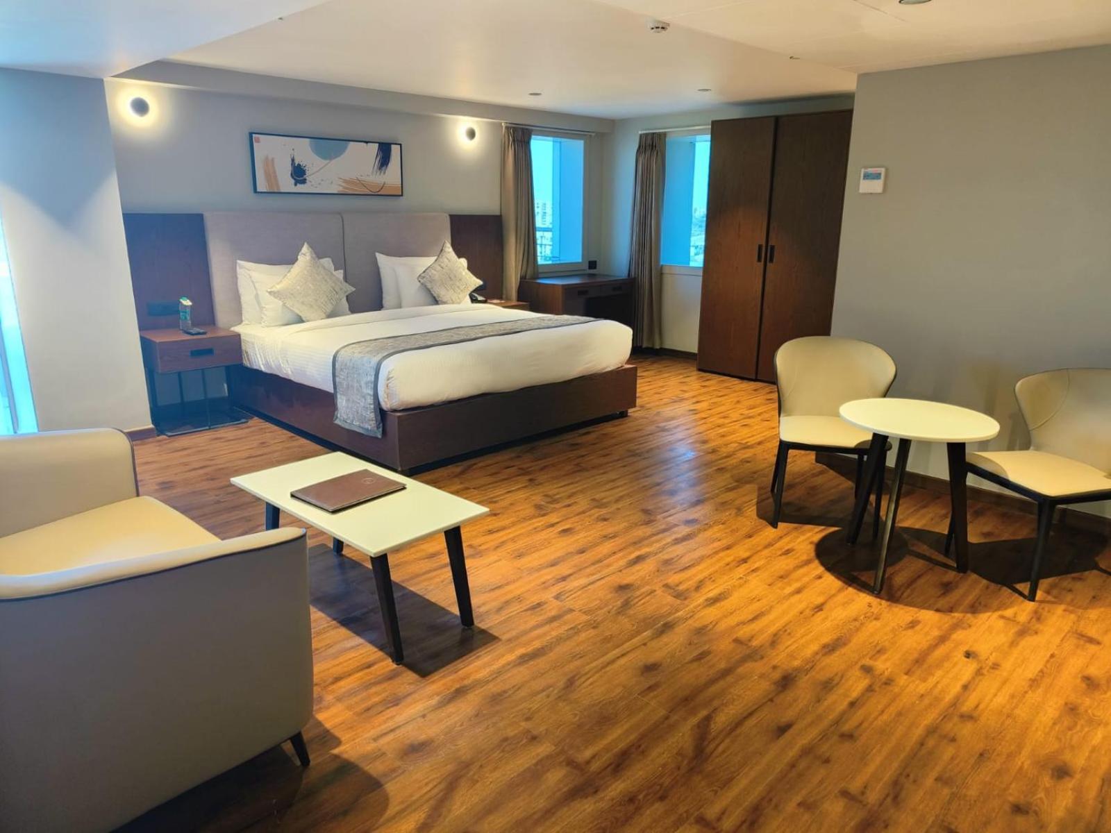 Ramee International Surat Hotel Bagian luar foto